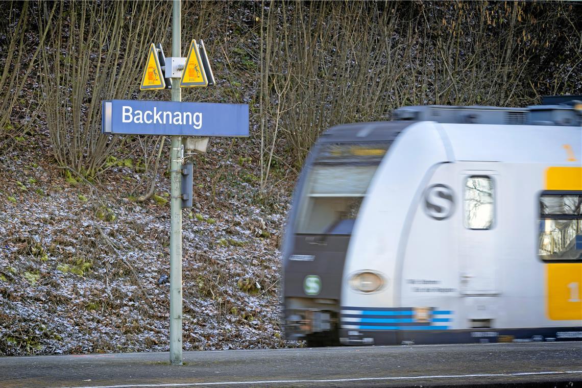 Backnang: Familie spaziert an Bahngleisen entlang