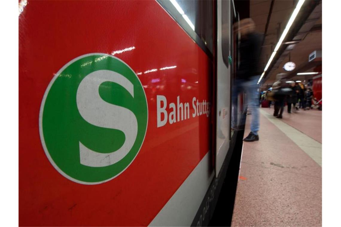 Eine S-Bahn steht am Hauptbahnhof in Stuttgart. Foto: Marijan Murat/dpa