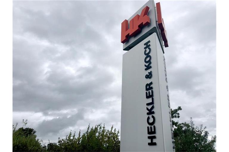 Eine Säule mit dem Logo und dem Firmennamen steht vor der Unternehmenszentrale in Oberndorf. Foto: Wolf von Dewitz/dpa/Archivbild