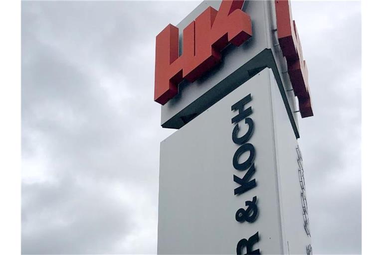 Eine Säule mit dem Logo und dem Firmennamen steht vor der Unternehmenszentrale in Oberndorf. Foto: Wolf von Dewitz/dpa