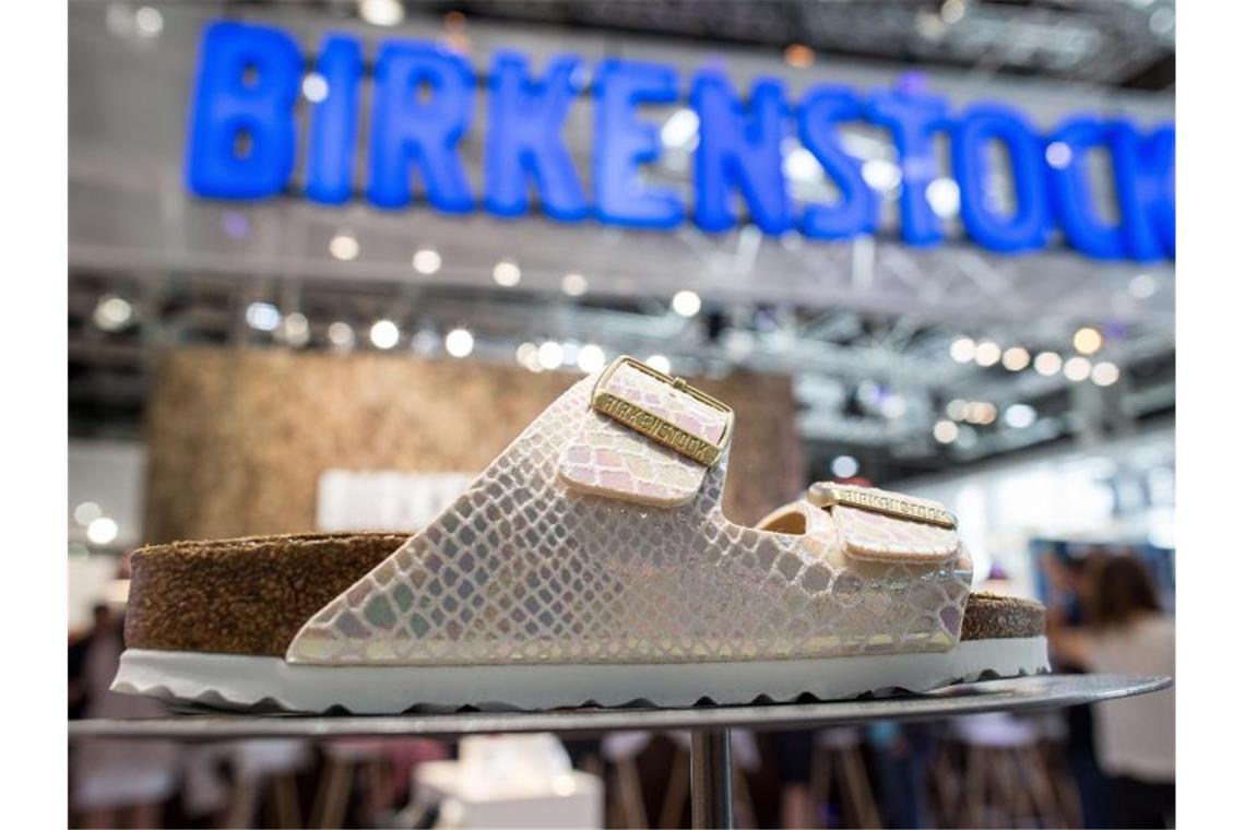 Eine Sandale des Herstellers Birkenstock. Foto: Maja Hitij/dpa