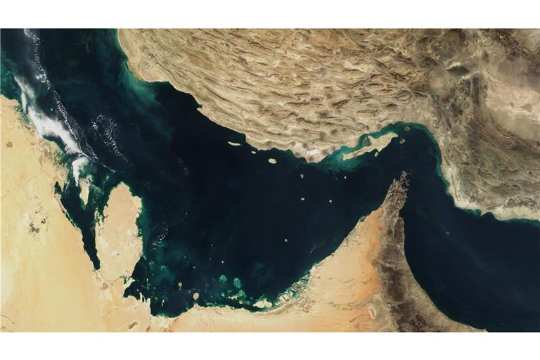 Eine Satellitenaufnahme der Straße von Hormus: Es ist nicht allein die Blockade dieser Meerenge durch den Iran, die der Wirtschaft hierzulande gerade so sehr zu schaffen macht.