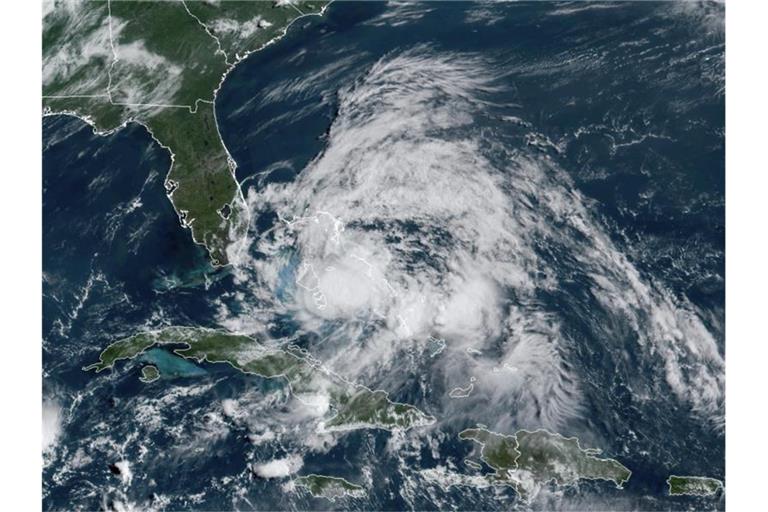 Eine Satellitenaufnahme zeigt Hurrikan „Isaias“ über den Bahamas. Foto: NOAA/AP/dpa/Archiv