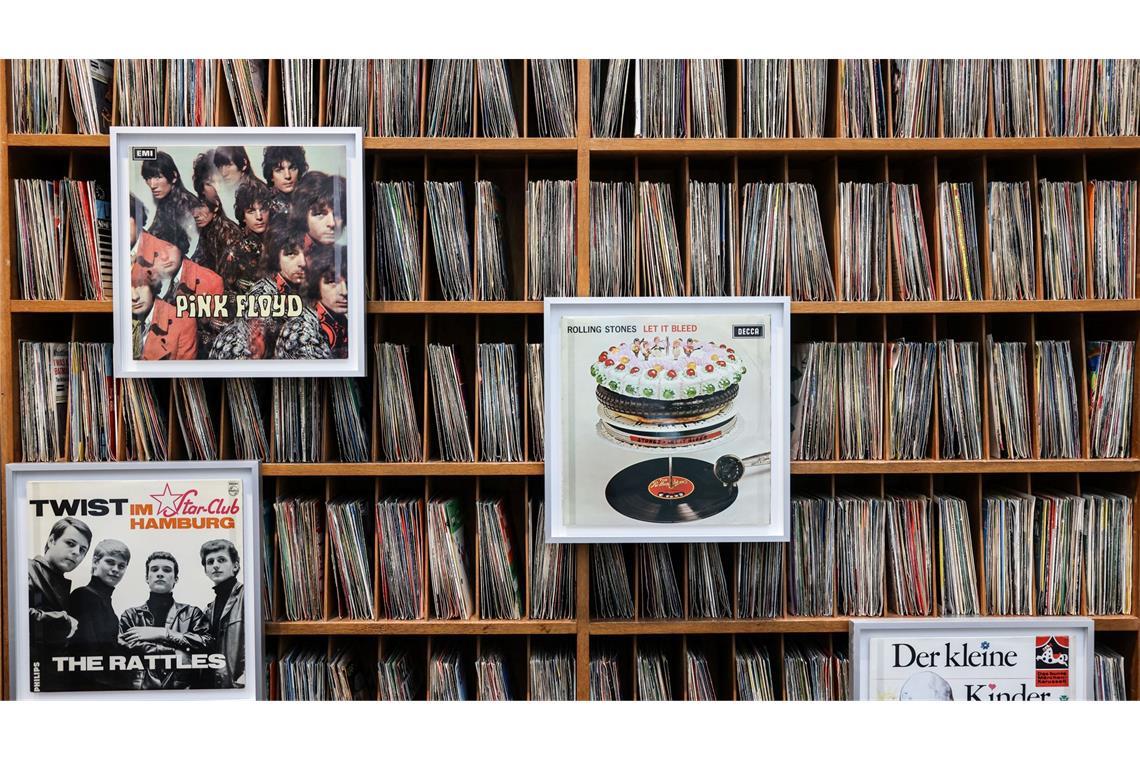 Eine Schallplatten-Theke ist ein besonderer Hingucker der Ausstellung: Besucher können selbst Musik auflegen.