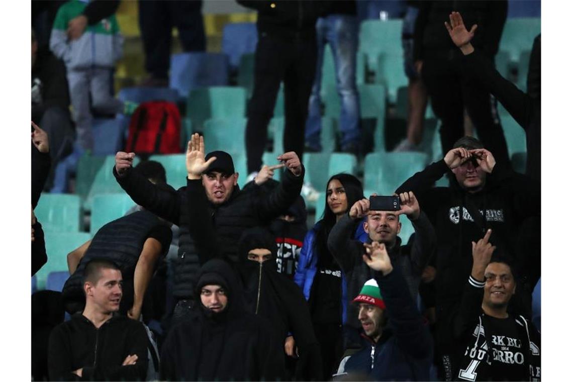Hitler-Gruß und Militär-Salut - „Schreckliche Nacht“ Eine Schande für den Fußball: Bulgarische Fans beim Spiel gegen England. Foto: Nick Potts/PA Wire/dpa