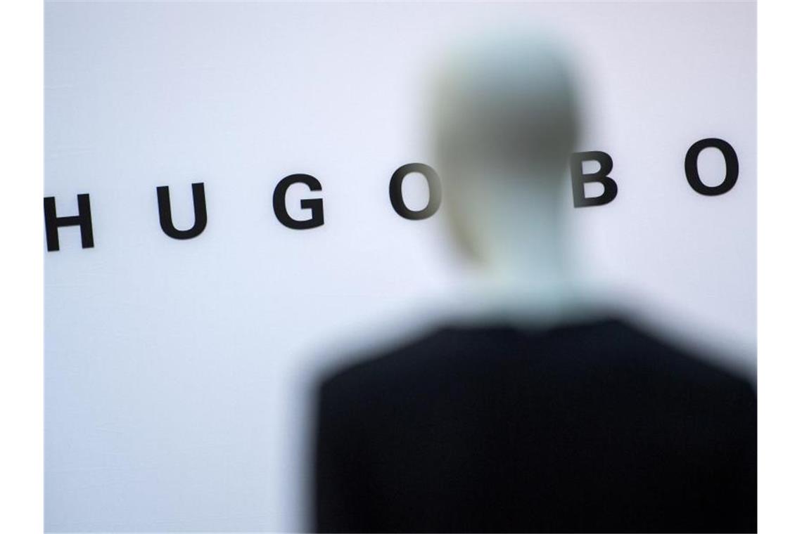 Hugo Boss steuert besser durch Corona-Pandemie als erwartet Eine Schaufensterpuppe steht auf dem Firmengelände der Hugo Boss AG. Foto: Sebastian Gollnow/dpa/Symbolbild