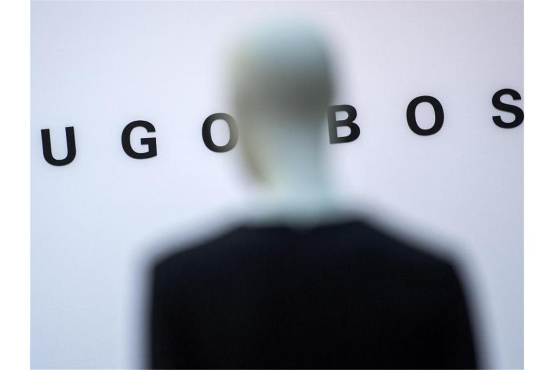 Hugo Boss will Umsatz bis 2025 verdoppeln Eine Schaufensterpuppe steht auf dem Firmengelände der Hugo Boss AG. Foto: Sebastian Gollnow/dpa/Archivbild