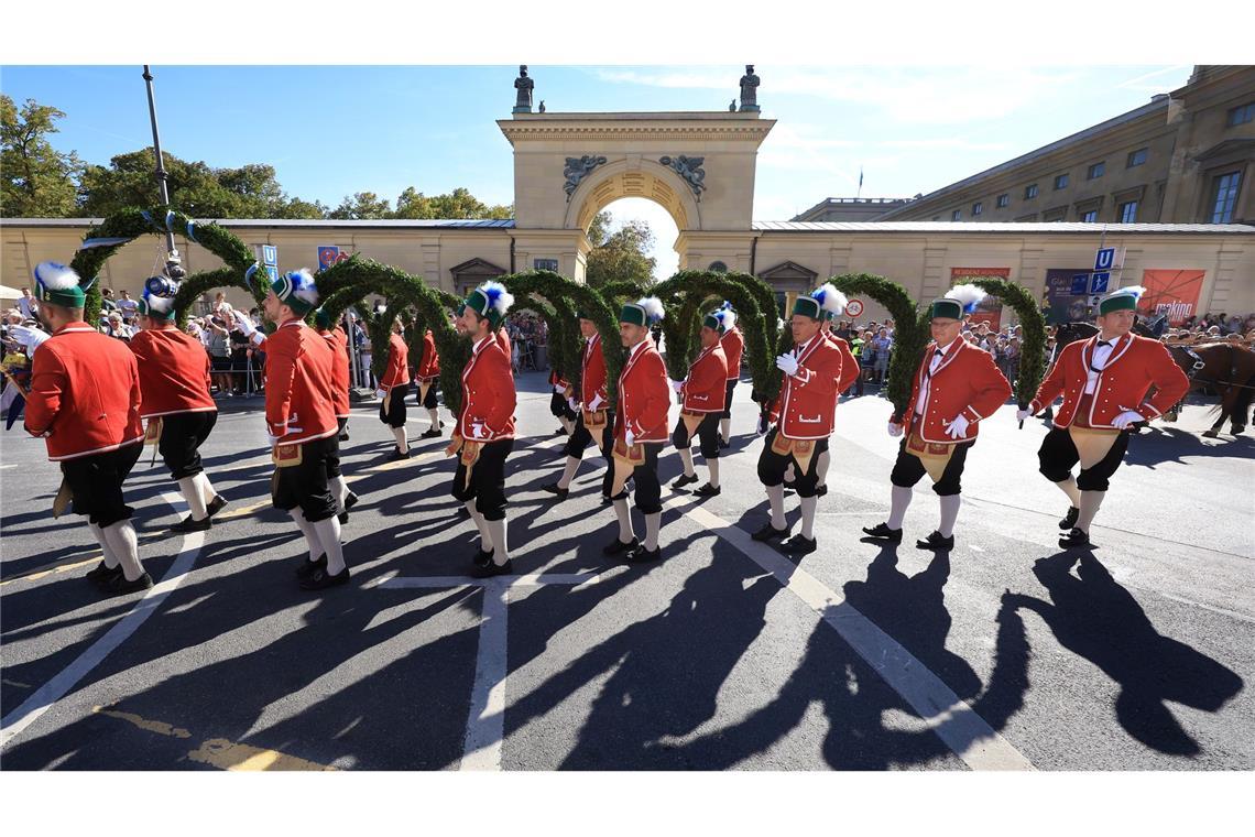 Eine Schefflergruppe beim Trachtenumzug in München.