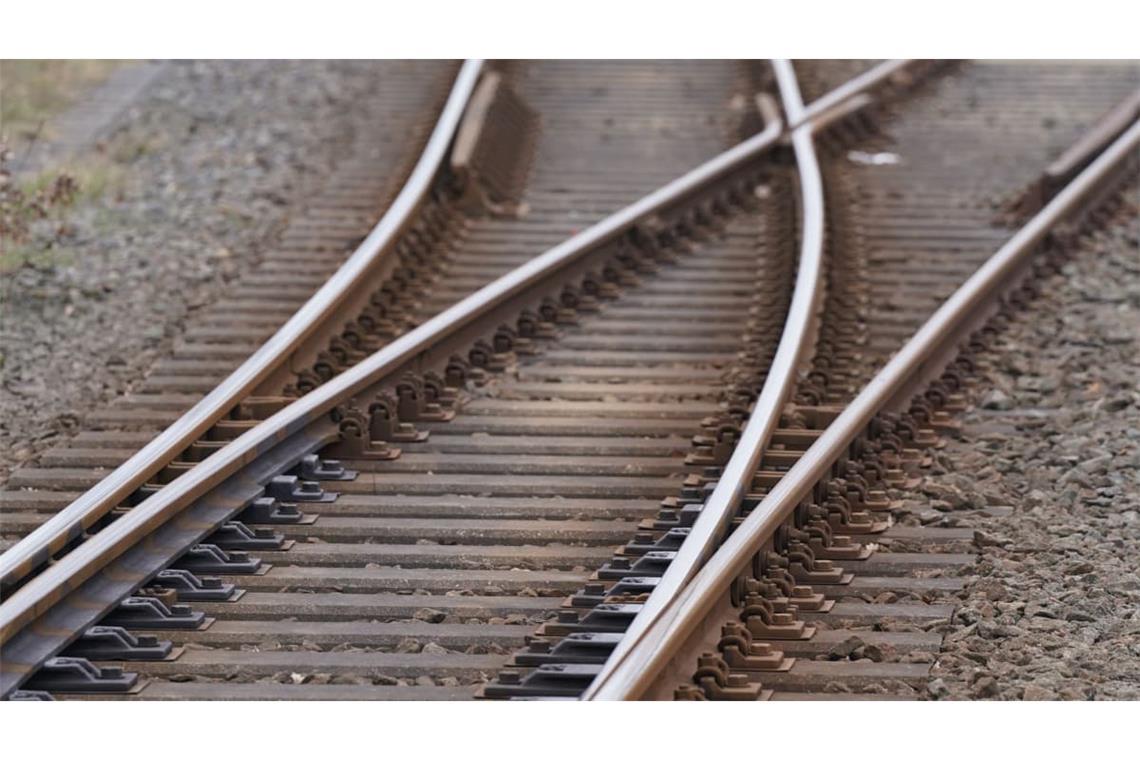 Eine Schiene wurde wegen eines gefährlichen Eingriffs in den Bahnverkehr beschädigt. Wer ist dafür verantwortlich? (Symbolfoto)