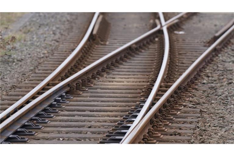 Eine Schiene wurde wegen eines gefährlichen Eingriffs in den Bahnverkehr beschädigt. Wer ist dafür verantwortlich? (Symbolfoto)