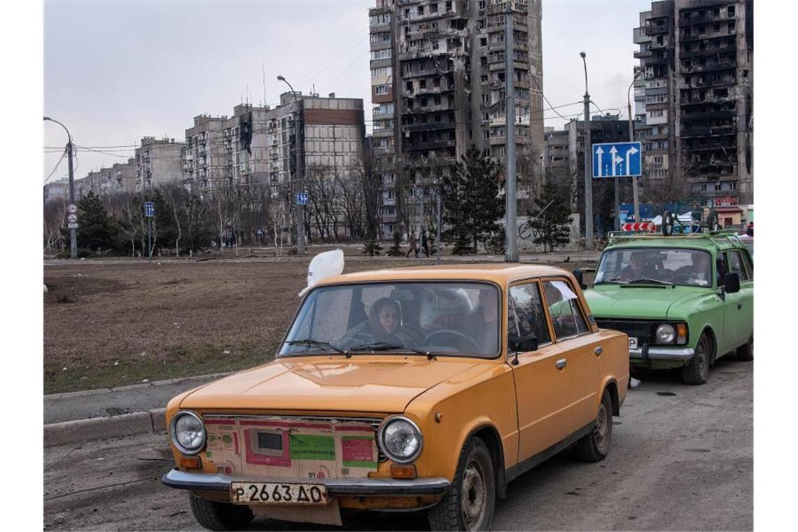 Kiew: Hilfskonvoi bei Mariupol festgesetzt Eine Schlange von Autos bildet sich auf der Straße um die Stadt zu verlassen. Foto: Maximilian Clarke/SOPA Images via ZUMA Press Wire/dpa