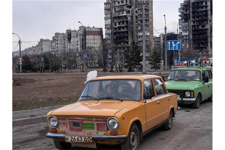 Eine Schlange von Autos bildet sich auf der Straße um die Stadt zu verlassen. Foto: Maximilian Clarke/SOPA Images via ZUMA Press Wire/dpa