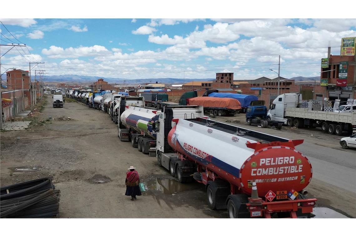 Eine Schlange von LKWs steht in El Alto an einer Tankstelle, wegen Treibstoffknappheit in Bolivien, an.