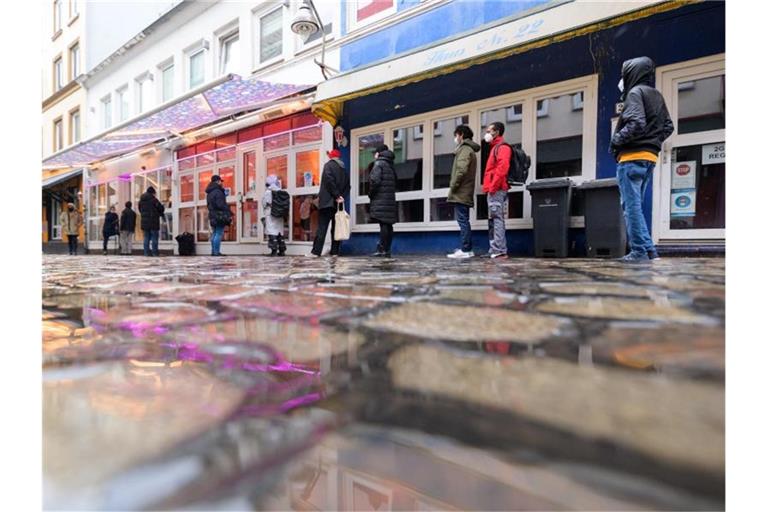 Eine Schlange vor einem Bordell in der berühmten Herbertstraße nahe der Reeperbahn. Foto: Jonas Walzberg/dpa