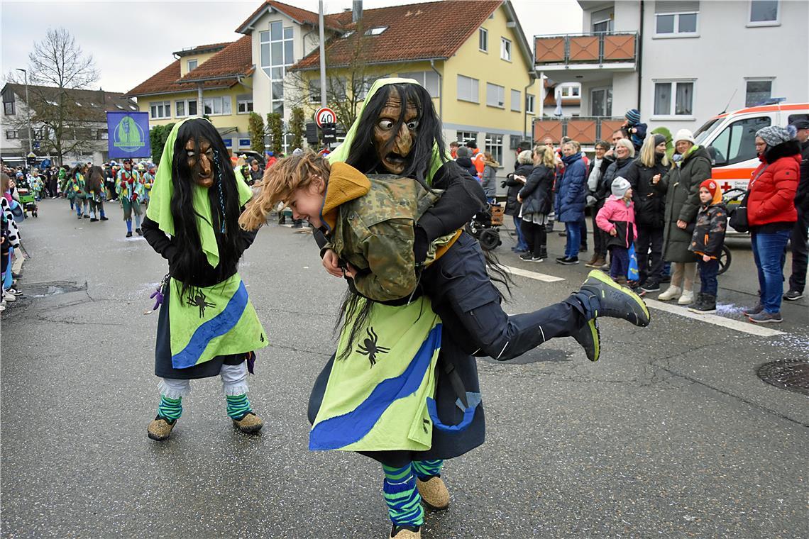 Eine Schnaitbacher Hex hat sich einen jungen Besucher vom Straßenrand geschnappt...