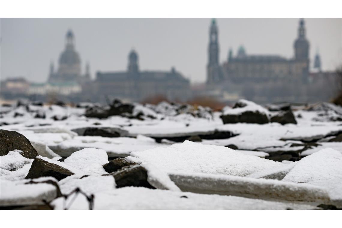 Eine Schneedecke und strenger Bodenfrost können dafür sorgen, dass weniger Tauwasser in die Böden sickert - das verschärfe die Trockenheit weiter, sagte Hydrologe Marx. (Archivbild)