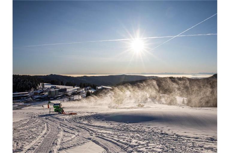 Eine Schneekanone beschneit eine Piste zwischen dem Feldbergturm und der Talstation der Feldbergbahn. Foto: Philipp von Ditfurth/dpa