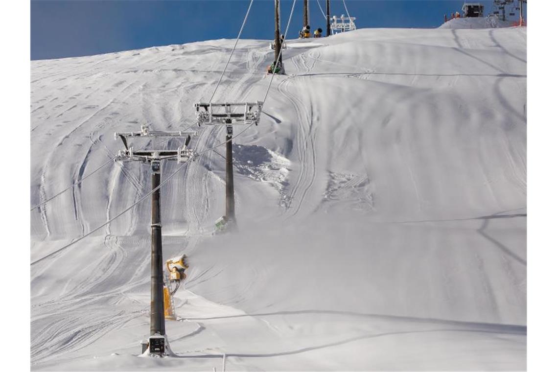 Eine Schneekanone nahe der Talstation der Feldbergbahn beschneit die Piste. Foto: Philipp von Ditfurth/dpa/Symbolbild