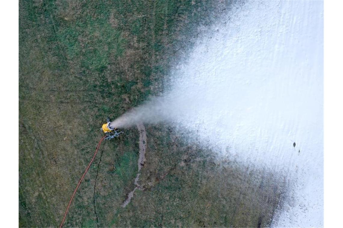 Eine Schneekanone produziert Schnee am Skilift Seibelseckle an der Schwarzwaldhochstraße. F. Foto: Benedikt Spether/dpa