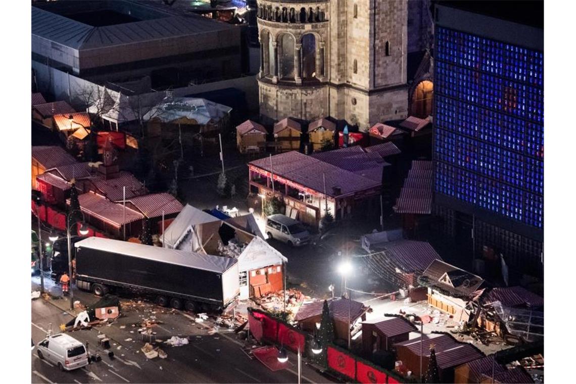 Eine Schneise der Verwüstung auf dem Weihnachtsmarkt am Berliner Breitscheidplatz nach dem Anschlag im Dezember 2016. Foto: Bernd von Jutrczenka/dpa/Archivbild