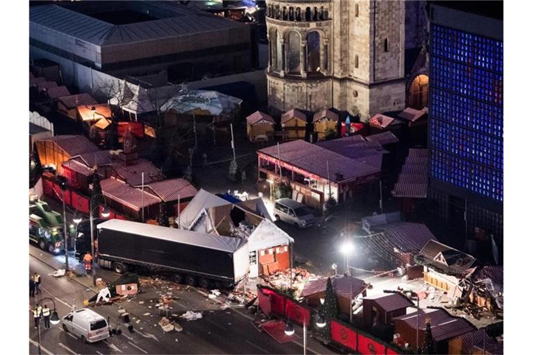 Eine Schneise der Verwüstung ist am auf dem Weihnachtsmarkt am Breitscheidplatz in Berlin zu sehen, nachdem der Attentäter Anis Amri mit einem Lastwagen über den Platz gerast war. Foto: Bernd von Jutrczenka/dpa