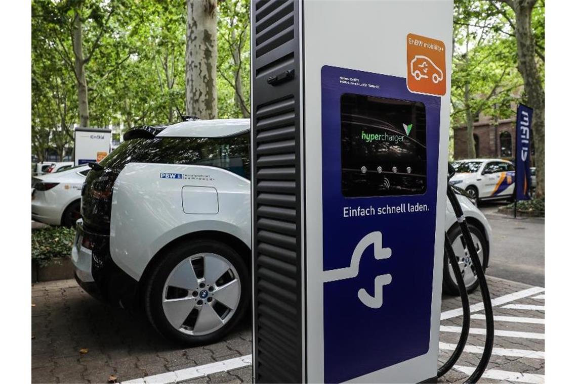 Eine Schnellladestation für Elektroautos in Stuttgart. Foto: Christoph Schmidt/dpa/Archivbild