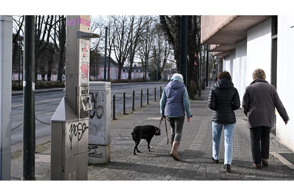 Eine schrottreife Telefonstele beim Schloss Benrath.