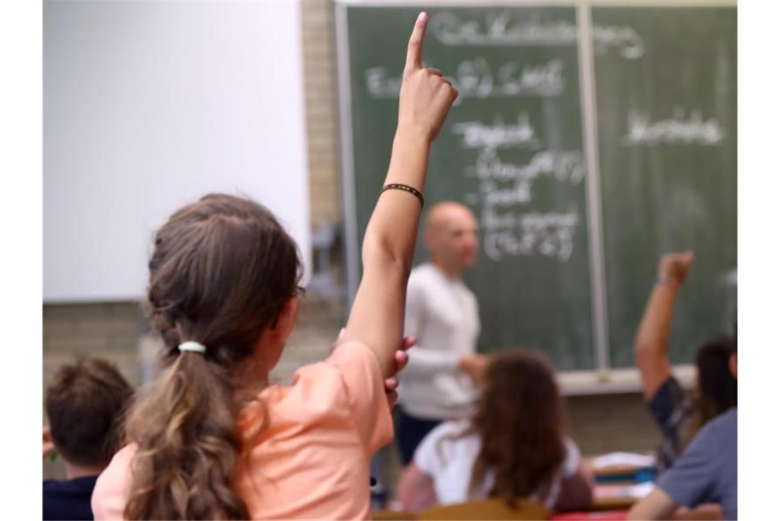 Nord-Süd-Streit über Bildungsrat und Sommerferientermine Eine Schülerin der fünften Klasse hebt im Unterricht den Finger. Bayerns Ministerpräsident Markus Söder hatte am Sonntag den Ausstieg seines Bundeslandes aus dem geplanten Nationalen Bildungsrat bestätigt. Foto: Daniel Karmann/dpa