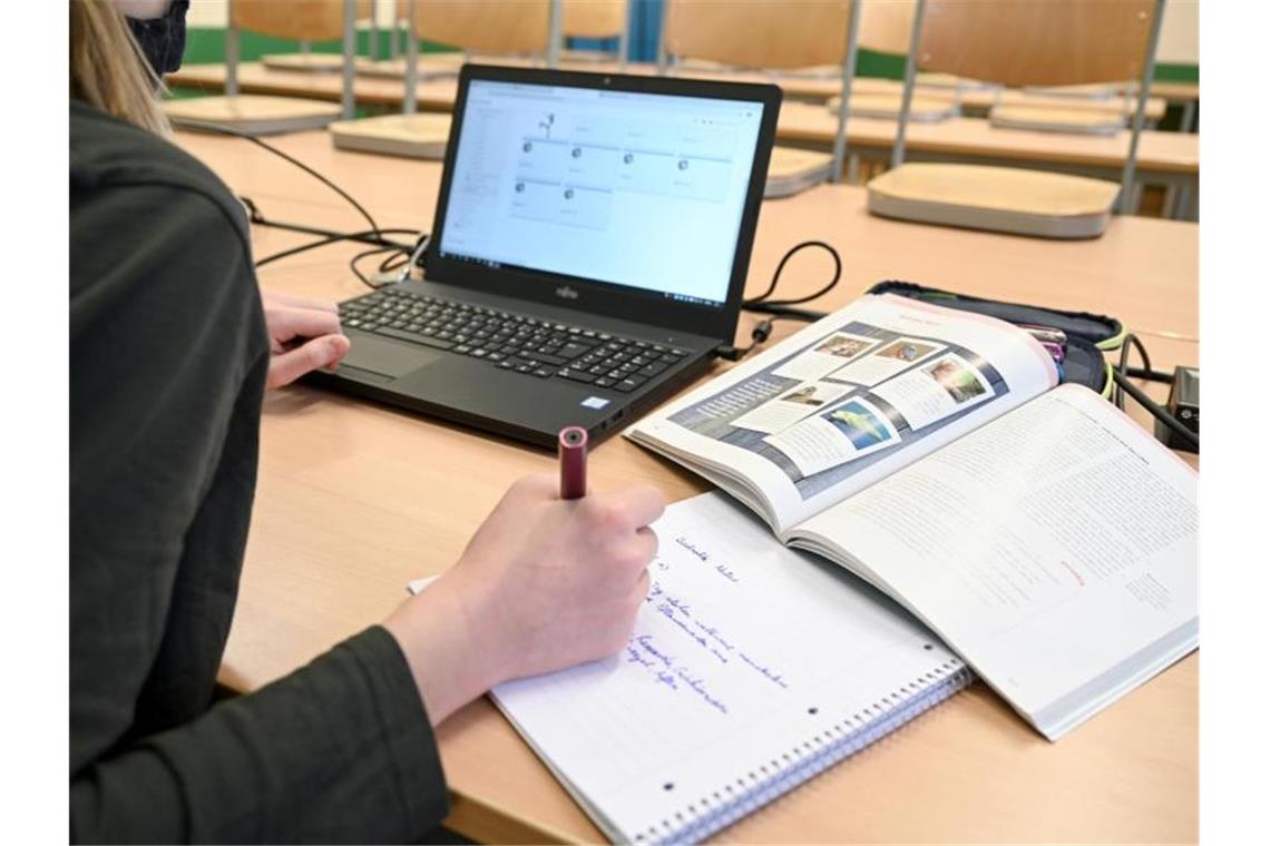 Eine Schülerin lernt während der Notbetreuung im Klassenzimmer am Laptop. Foto: Felix Kästle/dpa/Archiv