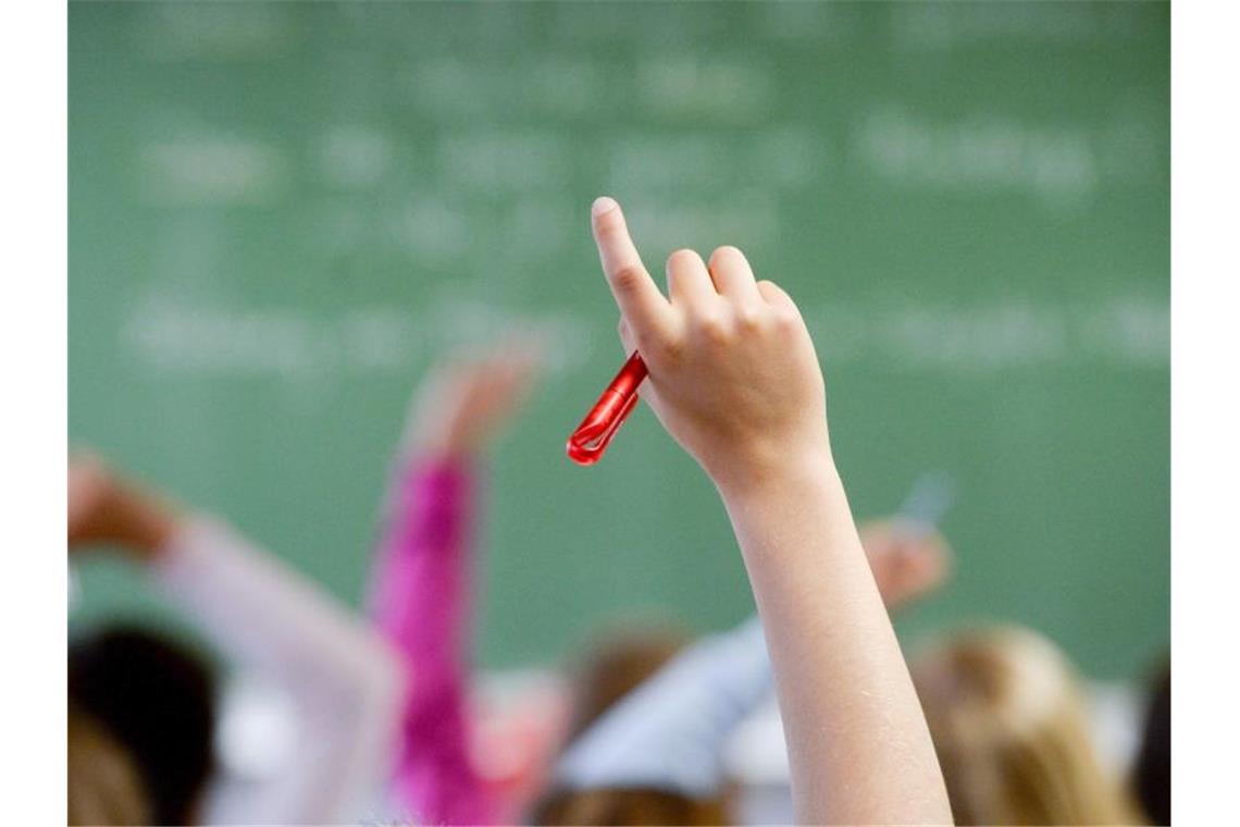 Lehrerpreis der Stiftung Kinderland geht an drei Schulen Eine Schülerin meldet in einem Klassenzimmer. Foto: picture alliance / Marijan Murat/dpa/Symbolbild