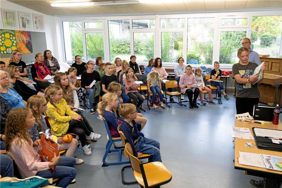 Auenwald: Jury nominiert Bücher für Jugendsachbuchpreis Eine Schülerin stellt das Sachbuch vor, das sie am besten findet. Foto: Alexander Becher