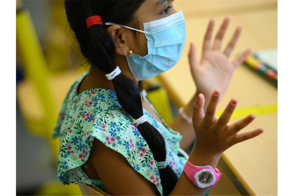 Debatte um Maskenpflicht in Schulen Eine Schülerin trägt im Unterricht eine Schutzmaske. Foto: Andreas Arnold/dpa