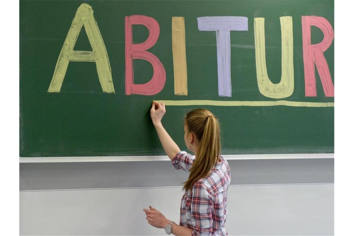 Eine Schülerin unterstreicht das Wort „Abitur“ an der Tafel. Foto: Tobias Kleinschmidt/Archivbild