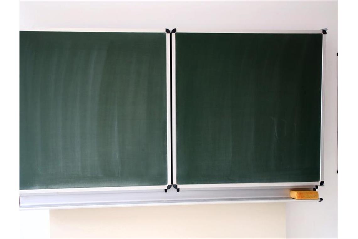 Eine Schultafel steht in einem Klassenzimmer in einer Schule. Foto: Bodo Schackow/dpa-Zentralbild/ZB/Archivbild