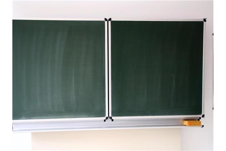 Eine Schultafel steht in einem Klassenzimmer in einer Schule. Foto: Bodo Schackow/dpa-Zentralbild/ZB/Archivbild