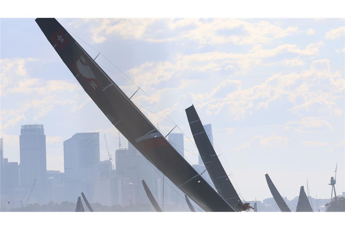 Eine Segel-Rennyacht beim Cabbage Tree Island Race.