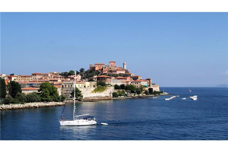 Eine Segelyacht vor der italienischen Insel Elba. Ein deutscher Urlauber ist bei einem Tauchgang ums Leben gekommen (Symbolfoto).