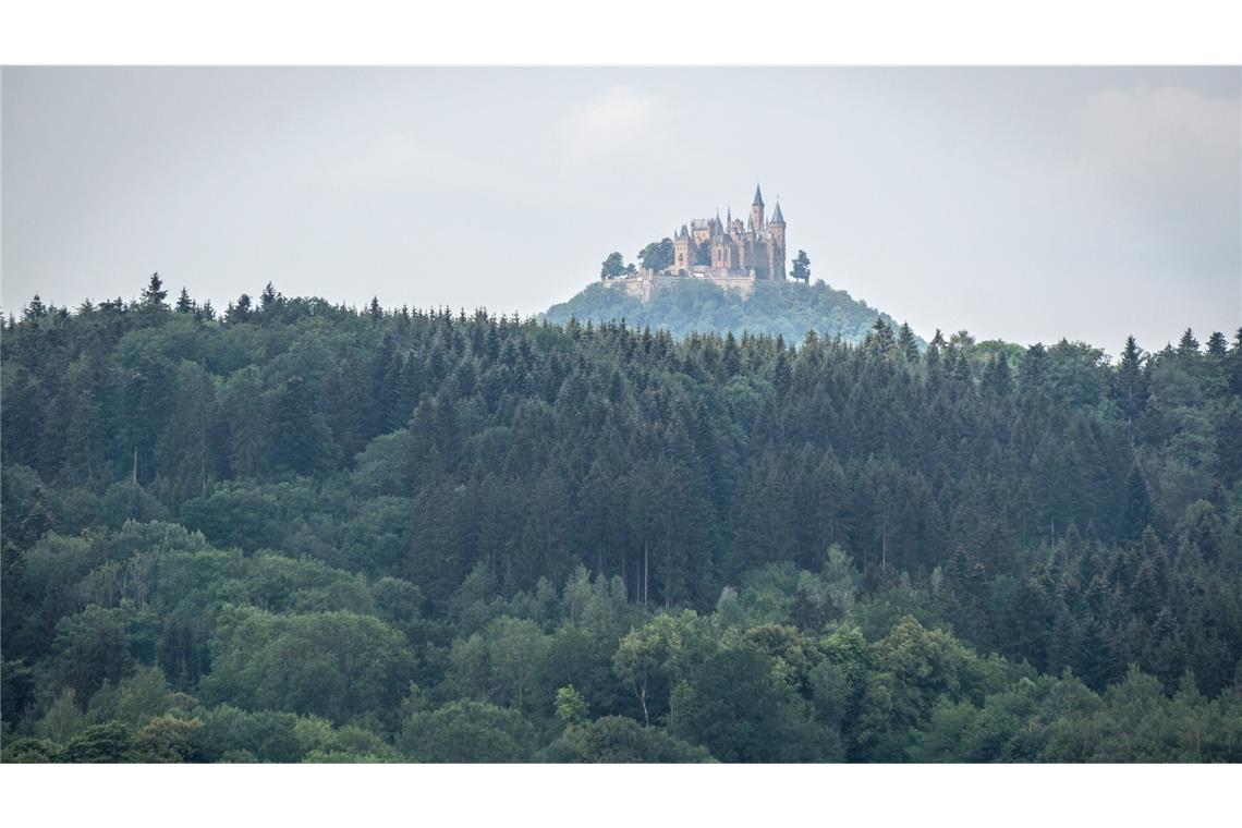 Eine sehr ungewöhnliche Perspektive auf die Burg Hohenzollern bietet sich von den Höhen bei Jungingen.