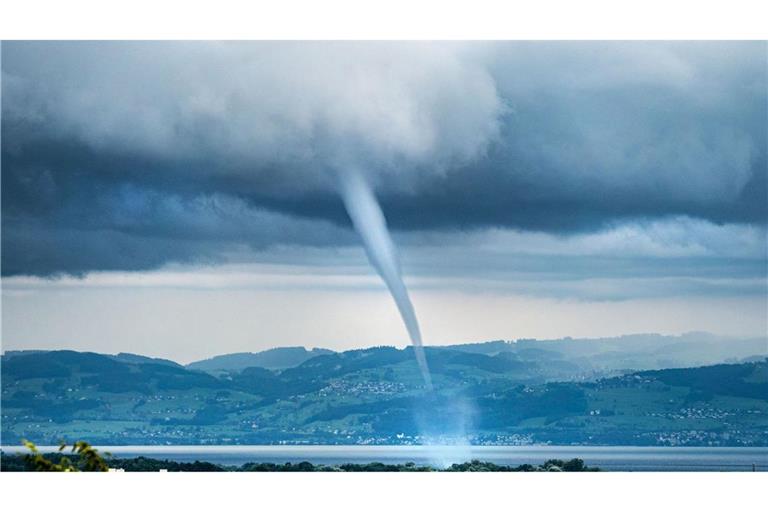 Eine seltene Wasserhose ist über den Bodensee gefegt. (Archivbild)