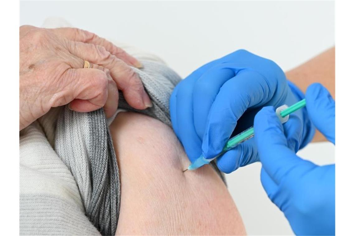 Deutschland und andere Länder verfehlen EU-Impfziel Eine Seniorin bekommt in einem Impfzentrum in Hessen ihre Impfung verabreicht. Deutschland und viele andere Länder haben das EU-Impfziel für Menschen über 80 Jahre verfehlt. Foto: Uwe Zucchi/dpa