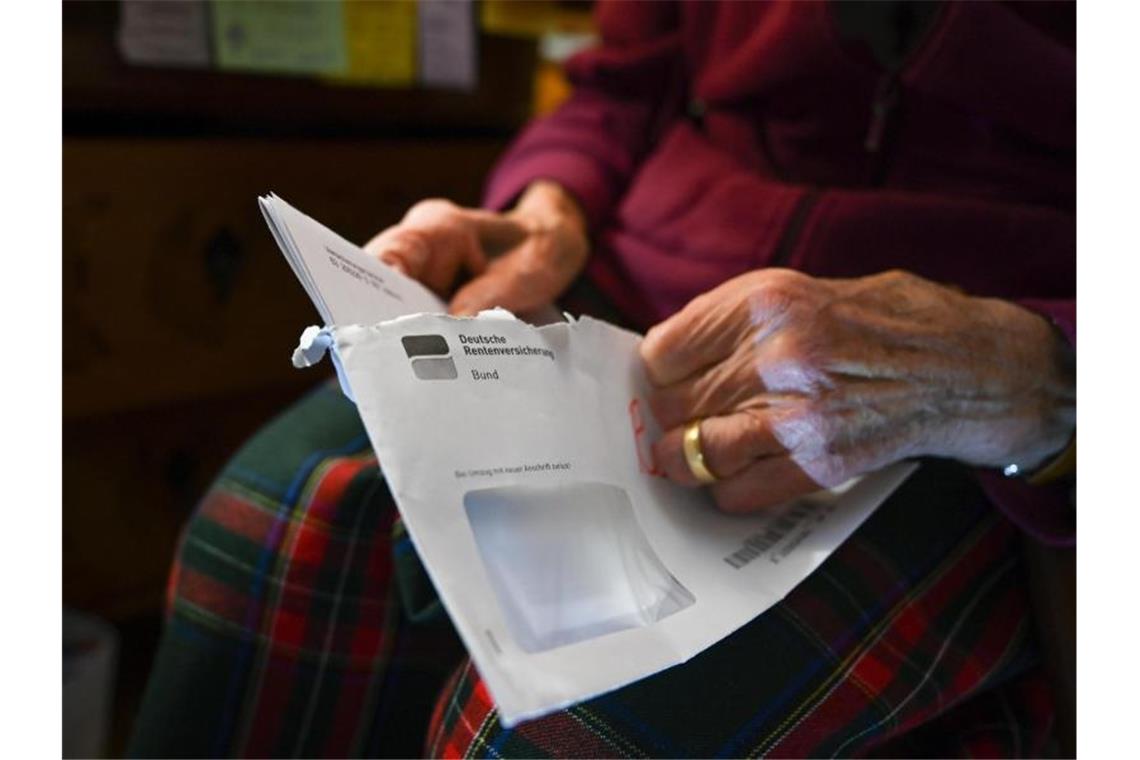 Grundrente: Wie die Menschen nun an den Aufschlag kommen Eine Seniorin mit ihrem Rentenbescheid. Foto: Felix Kästle/dpa/Symbolbild