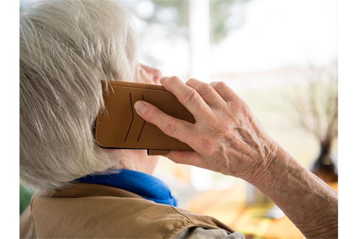 Eine Seniorin telefoniert mit ihrem Smartphone. Foto: Sebastian Gollnow/Archiv