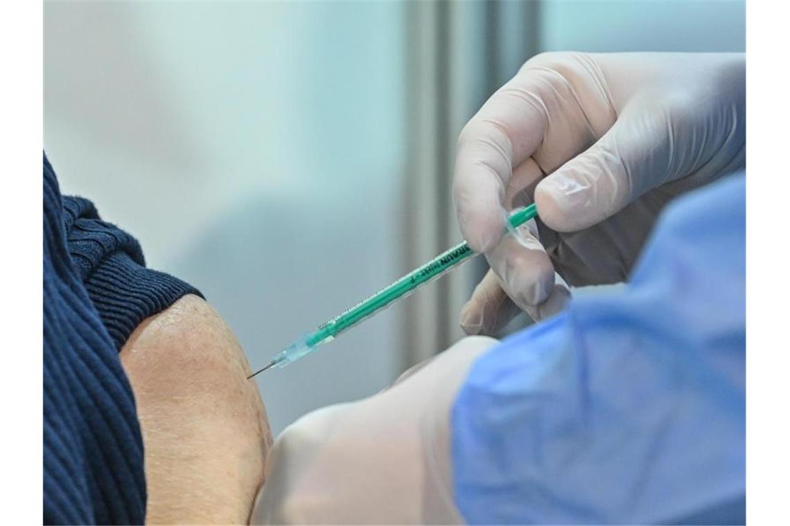 Eine Seniorin wird in Brandenburg geimpft. Foto: Patrick Pleul/dpa-Zentralbild/dpa