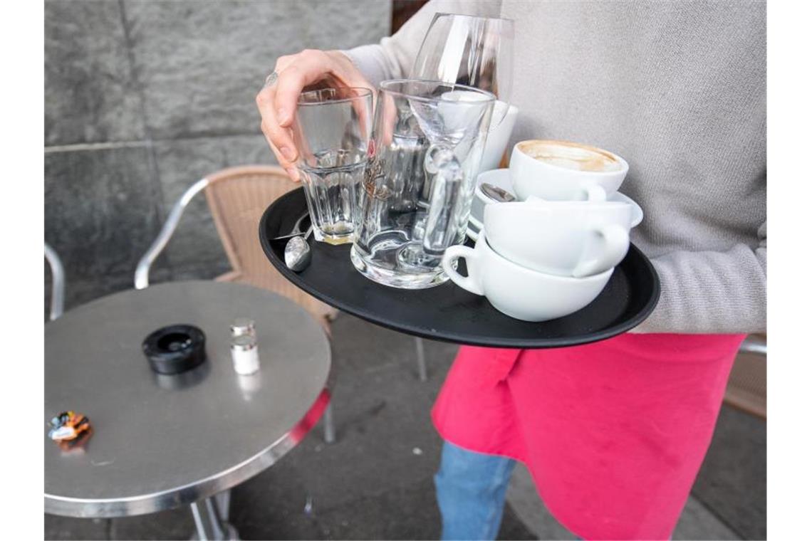 Bericht: Fast zwei Drittel des Gastgewerbes in Existenznot Eine Servicekraft räumt die Tische in einem Café ab. Foto: Sebastian Gollnow/dpa/Symbolbild