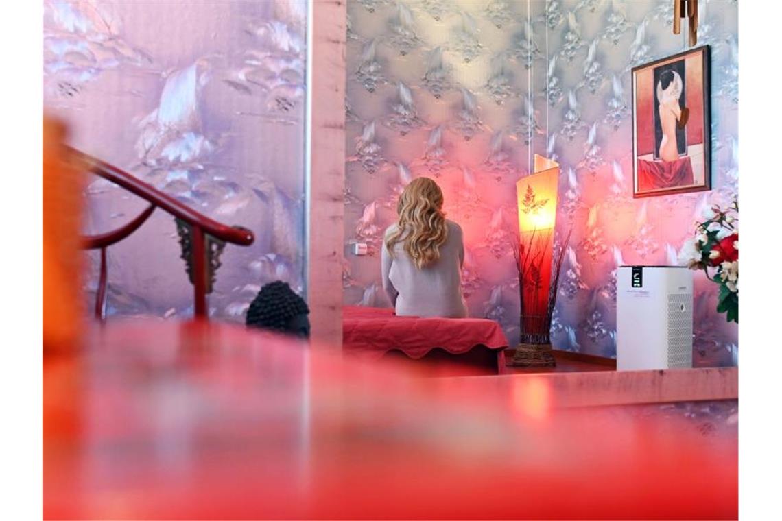 Diakonie Karlsruhe nimmt Abstand von Bordell-Siegel Eine Sexdienstleisterin sitzt in einem Zimmer im Etablissement einer Bordellbetreiberin. Foto: Uli Deck/dpa/Archivbild
