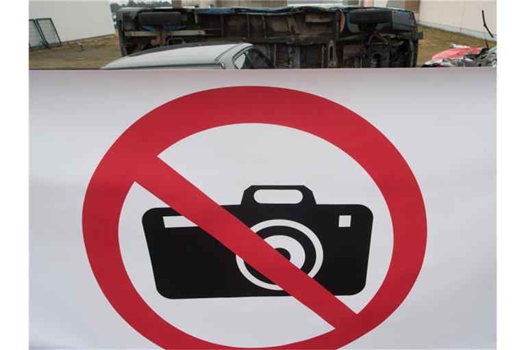 Eine Sichtschutzplane „Fotografieren verboten“. Foto: Klaus-Dietmar Gabbert/Archivbild