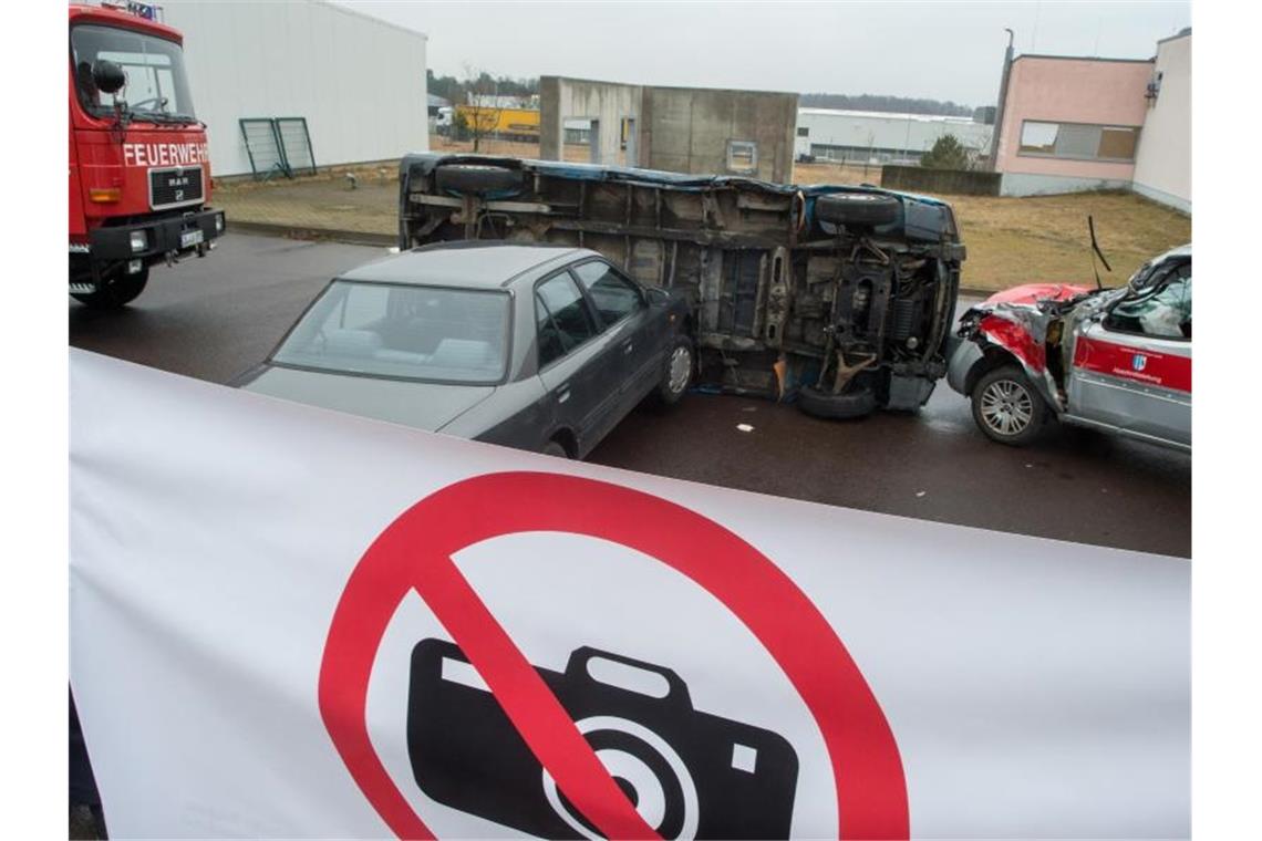 Eine Sichtschutzplane mit dem Piktogramm "fotografieren verboten". Foto: Klaus-Dietmar Gabbert/Archiv