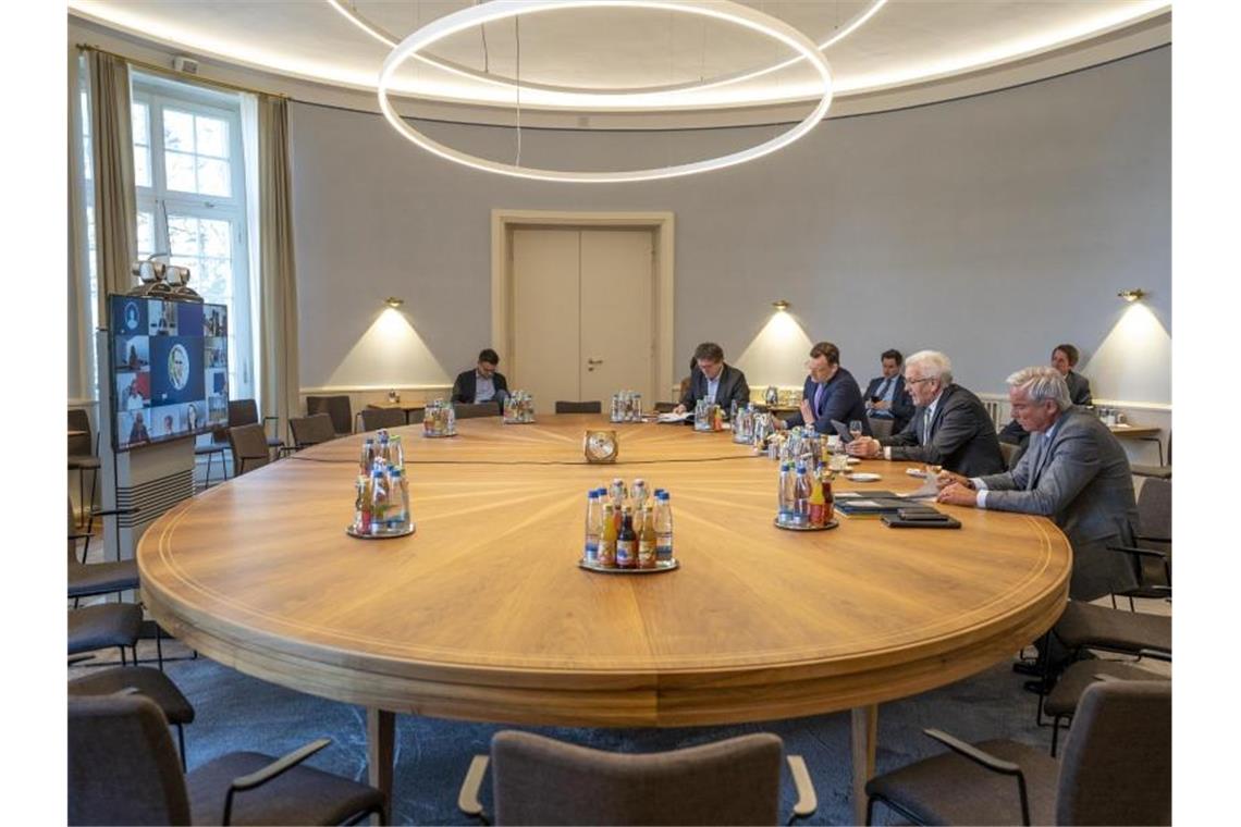 Kabinett berät über Finanzhilfen gegen Coronavirus Eine Sitzung des Kabinetts von Baden-Württemberg. Foto: Jana Hoeffner/Staatsministerium Stuttgart/dpa/Archivbild