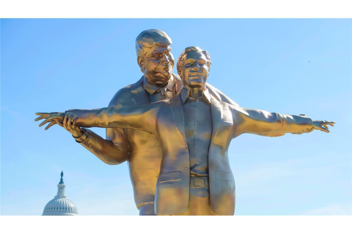Eine Skulptur der anonymen Künstlergruppe "The Secret Handshake", die Präsident Donald Trump und Jeffrey Epstein in "Titanic"-Pose darstellen soll, steht auf der National Mall in der Nähe des Kapitols in Washington.