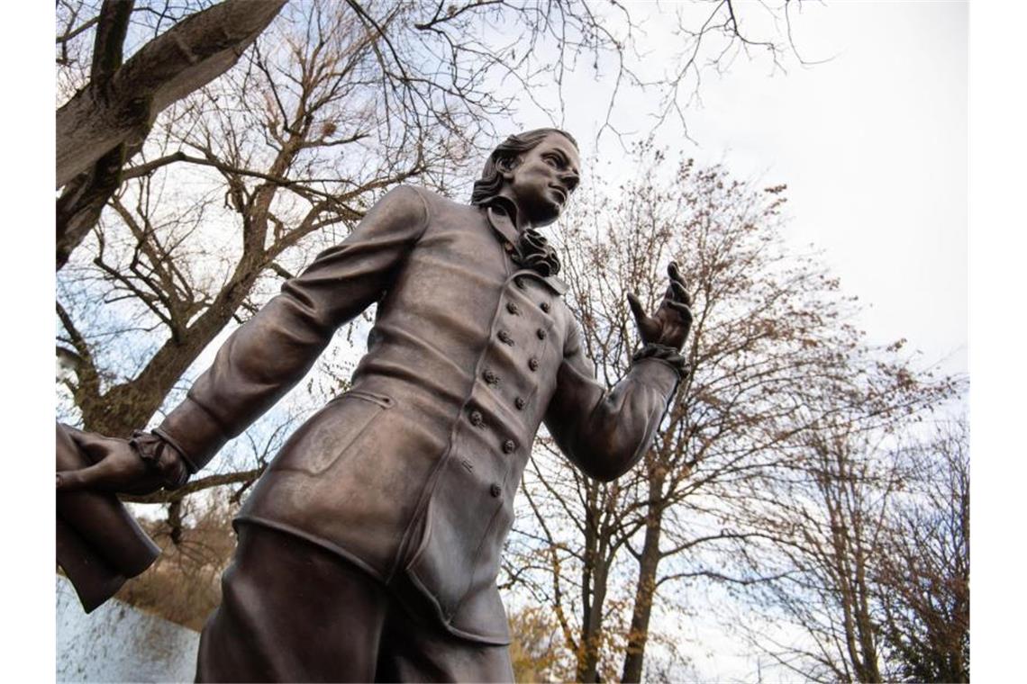 Alles neu im Hölderlinturm: Zum 250. Geburtstag des Dichters Eine Skulptur des Dichters Friedrich Hölderlin von Künstler Waldemar Schröder. Foto: Marijan Murat/dpa/Archivbild